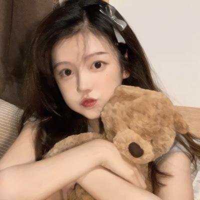 出墙红杏两家春